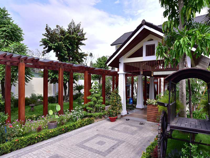 khuon-vien-ngoi-biet-thu-dep-den-noi-gia-chu-chi-thich-o-ngoai-san-vuon-hon-trong-nha