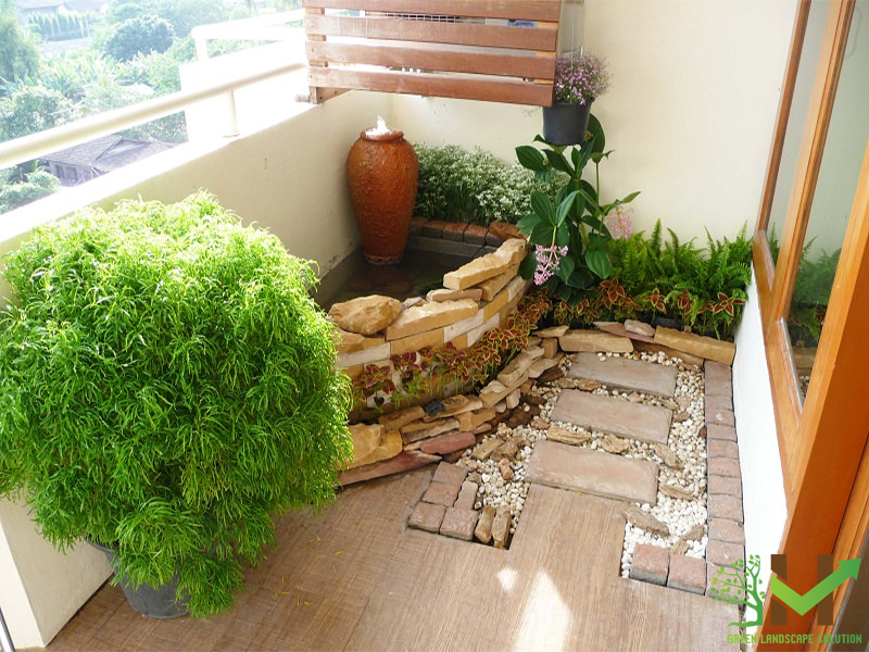 Nếu không có sân vườn, bạn vẫn có thể tự tay thiết kế một hồ cá koi mini như thế này trên lan can, sân thượng nhà mình.