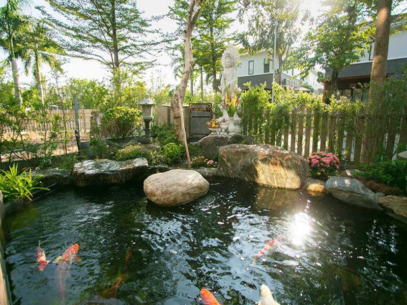 Ngắm biệt thự triệu đô bình yên với khu vườn rực rỡ sắc hoa cùng hồ cá Koi của Nhật Kim Anh giữa lòng Sài Gòn - Ảnh 2. Ngắm biệt thự triệu đô bình yên với khu vườn rực rỡ sắc hoa cùng hồ cá Koi của Nhật Kim Anh giữa lòng Sài Gòn - Ảnh 2.