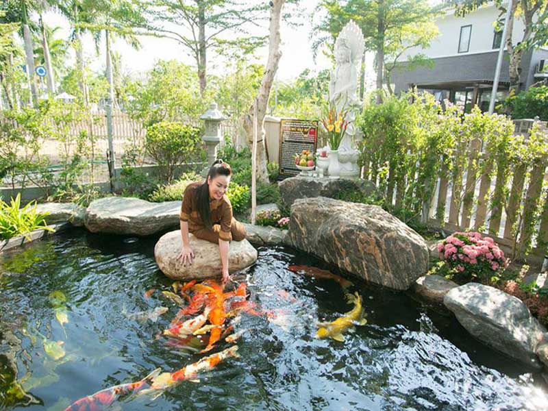 Ngắm biệt thự triệu đô bình yên với khu vườn rực rỡ sắc hoa cùng hồ cá Koi của Nhật Kim Anh giữa lòng Sài Gòn - Ảnh 4. Ngắm biệt thự triệu đô bình yên với khu vườn rực rỡ sắc hoa cùng hồ cá Koi của Nhật Kim Anh giữa lòng Sài Gòn - Ảnh 4.