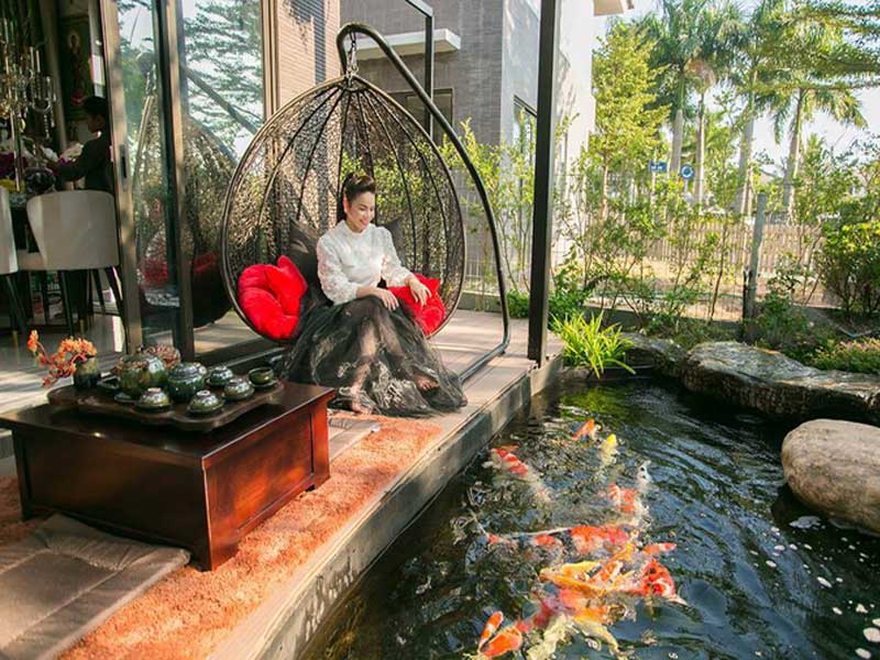 Ngắm biệt thự triệu đô bình yên với khu vườn rực rỡ sắc hoa cùng hồ cá Koi của Nhật Kim Anh giữa lòng Sài Gòn - Ảnh 6. Ngắm biệt thự triệu đô bình yên với khu vườn rực rỡ sắc hoa cùng hồ cá Koi của Nhật Kim Anh giữa lòng Sài Gòn - Ảnh 6.