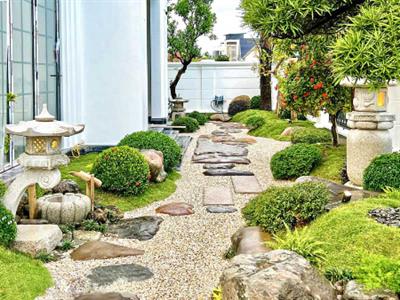 Sân vườn Nhật Bản hiện lên lung linh thơ mộng nhờ lối đi dạo lát đá cuội tự nhiên kết hợp rải sỏi mịn mượt