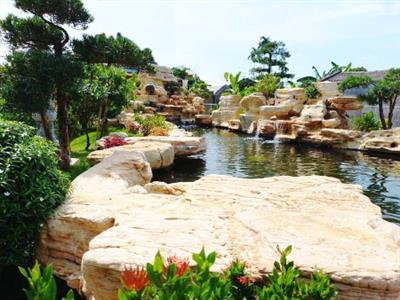 Hồ cá koi với tạo hình thác nước từ đá nghệ thuật cho sân vườn Nhật Bản đẹp đẳng cấp